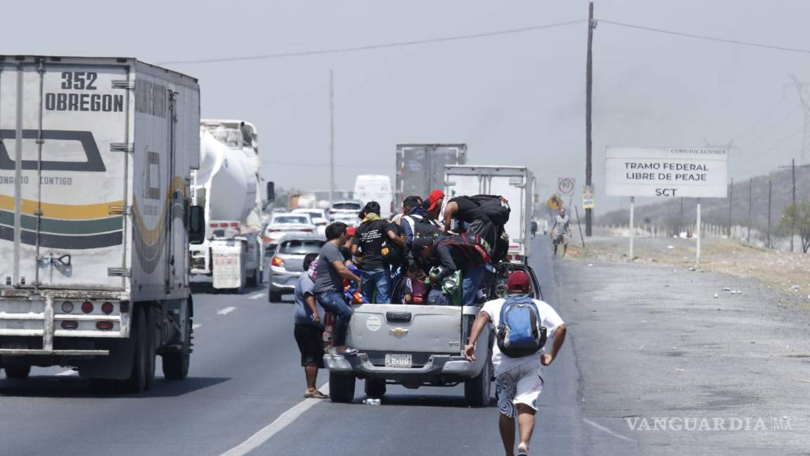 A pie y de “ride” llegan migrantes a Saltillo, buscan transporte para llegar al norte