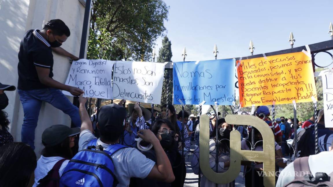 Tras suicidio de compañero, alumnos toman la Narro: exigen destitución de maestro