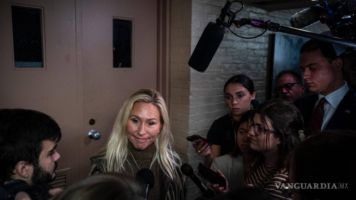 $!La representante Marjorie Taylor Greene habla con los periodistas en el Capitolio en Washington.
