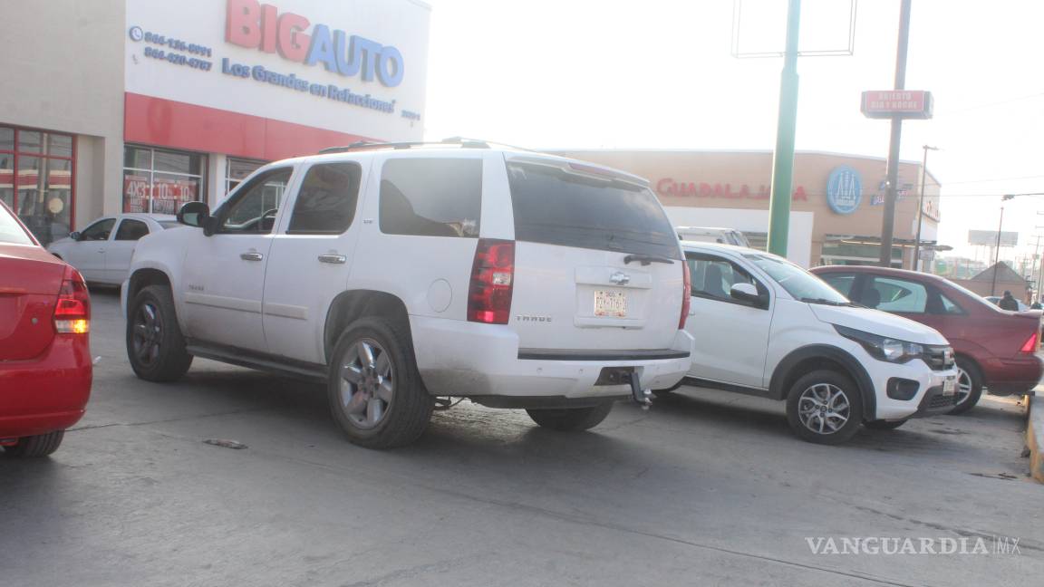 Camioneta derriba a repartidor de comida en Saltillo