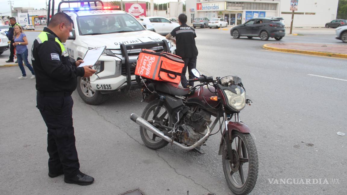 Repartidora adolescente sufre accidente en moto al intentar entrega exprés en Saltillo