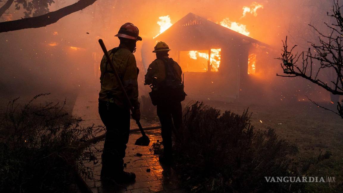 $!A última hora del miércoles, los incendios se habían cobrado al menos cinco vidas y destruido más de 1,000 edificios.