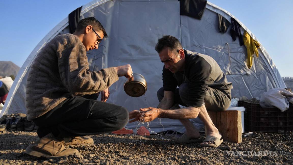 Damnificados por sismo en Turquía y Siria luchan por refugio