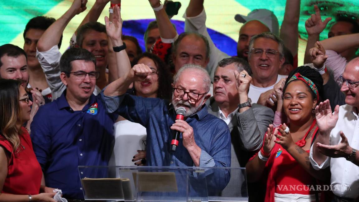 $!El expresidente brasileño Luiz Inácio Lula da Silva pronuncia un discurso tras su triunfo en la segunda vuelta de las elecciones, en Sao Paulo (Brasil).