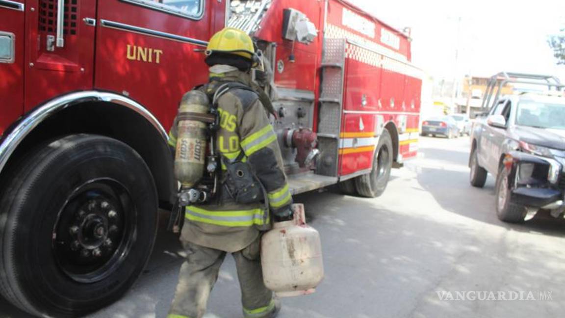 $!Las autoridades aseguraron un tanque de gas con rastros de sangre del lesionado, mientras investigan las causas del siniestro.