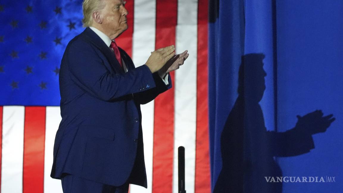 $!President Donald Trump arrives to speak on his first 100 days at Macomb County Community College Sports Expo Center, Tuesday, April 29, 2025, in Warren, Mich. (AP Photo/Alex Brandon)