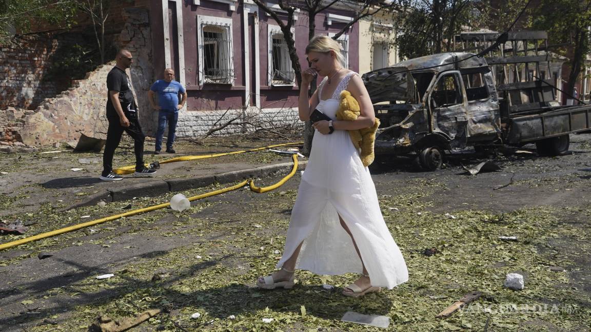 $!Una mujer reacciona al salir de su casa, destruida por un ataque aéreo ruso en Járkov, Ucrania.E n la última semana, Rusia lanzó unos 1,270 drones, 39 misiles y casi 1,000 poderosas bombas planeadoras.