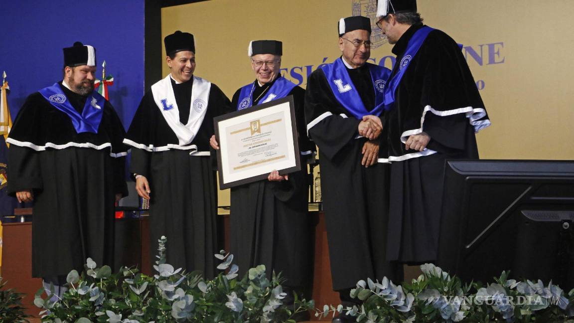 $!El doctor José Narro Robles, al momento de recibir el grado Doctor Honoris Causa de manos del rector de la UAdeC.