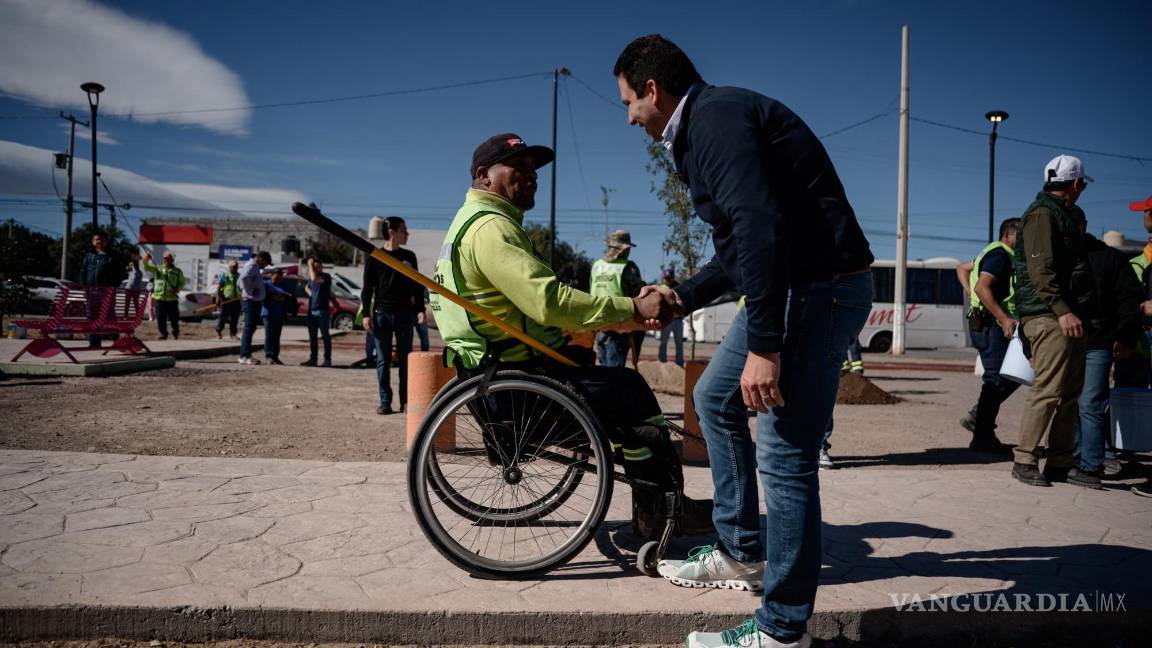 $!Las cuadrillas del programa “Aquí Andamos” realizan labores de reforestación y embellecimiento en la plaza pública ubicada entre las calles Júpiter y Álamo.