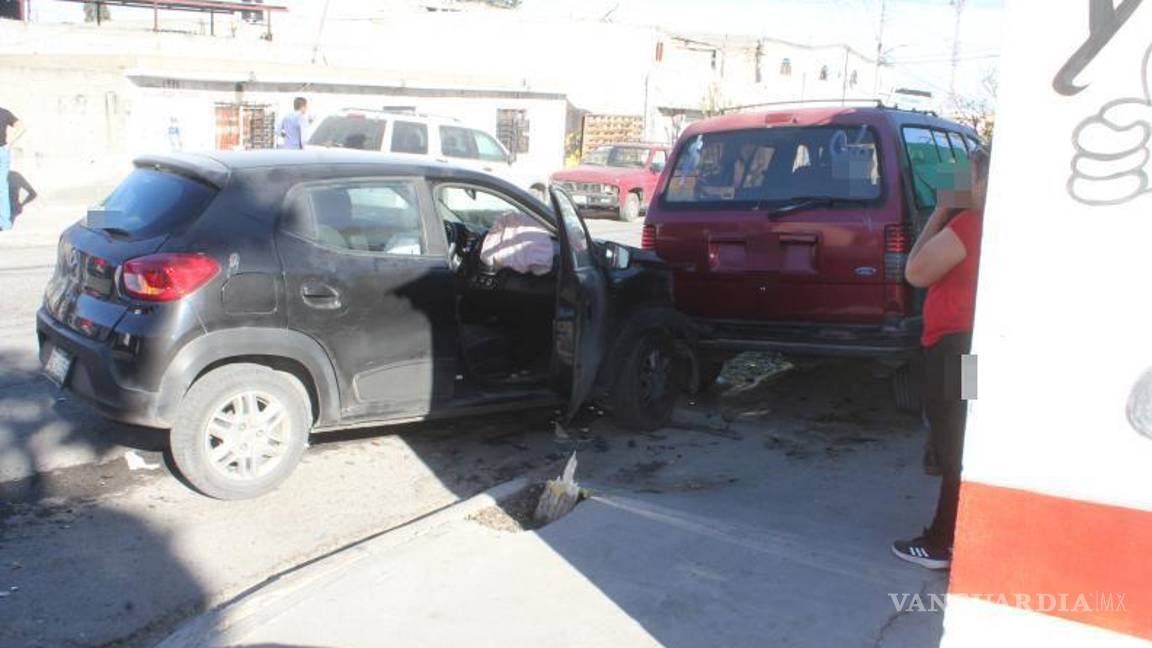 $!Una joven fue trasladada a una clínica privada tras sufrir una crisis de histeria por un choque en la colonia Cecilia Occeli.