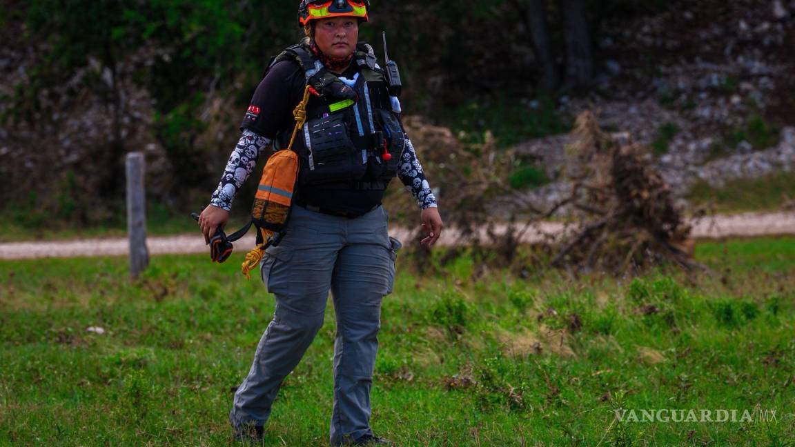 Elementos de Protección Civil de Nuevo León buscan a víctimas de inundaciones en Texas