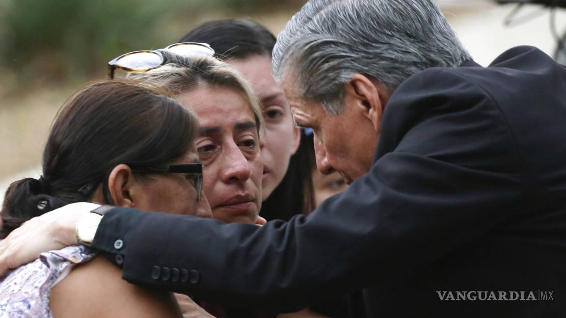 $!El arzobispo de San Antonio, Gustavo García-Siller, consuela a las familias afuera del Centro Cívico luego de un tiroteo en la Escuela Primaria Robb en Uvalde, Texas.