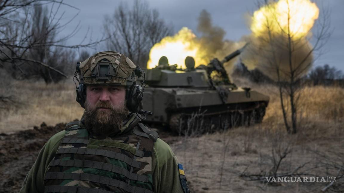 $!Un militar ucraniano observa a la cámara mientras un vehículo de artillería autopropulsado dispara contra posiciones rusas desde la región de Donetsk.