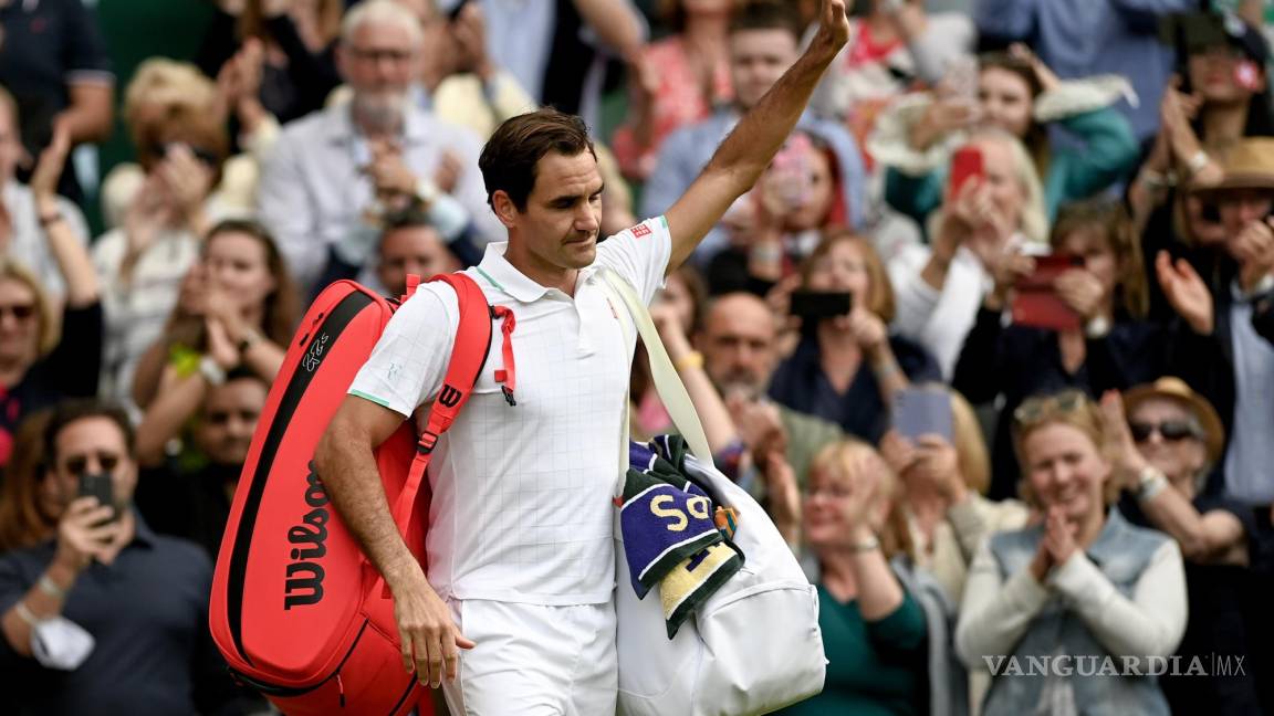 $!Roger Federer después del partido de cuartos de final contra Hubert Hurkacz en el Campeonato de Wimbledon, en Wimbledon, Gran Bretaña, el 07 de julio de 2021.