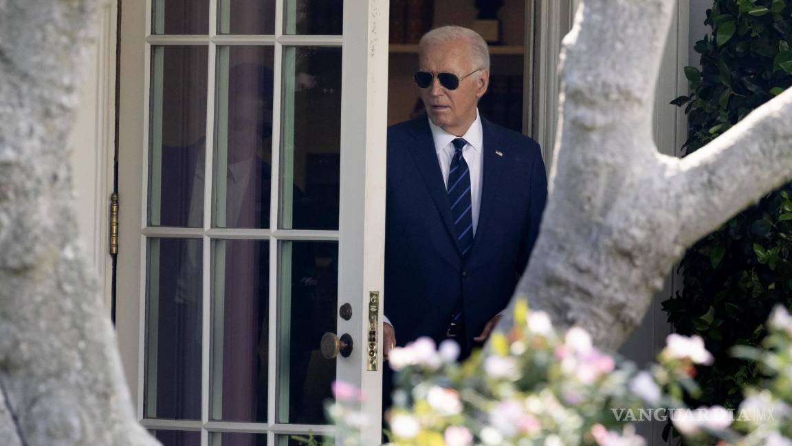 $!El presidente estadounidense, Joe Biden, sale de la Oficina Oval para abandonar el jardín sur de la Casa Blanca por Marine One, en Washington.