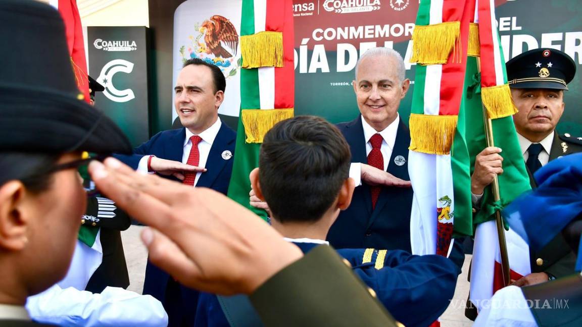 $!Autoridades civiles y militares participaron en la ceremonia del Día de la Bandera, que incluyó el abanderamiento de escoltas escolares.