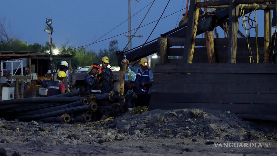 $!Varios trabajadores laboran en la zona donde se encuentran 10 mineros atrapados en el municipio de Sabinas, estado de Coahuila (México).