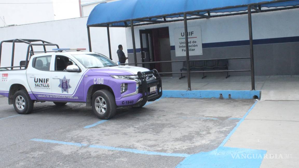 Dejan a niña sola y la hallan deambulando en el centro de Saltillo