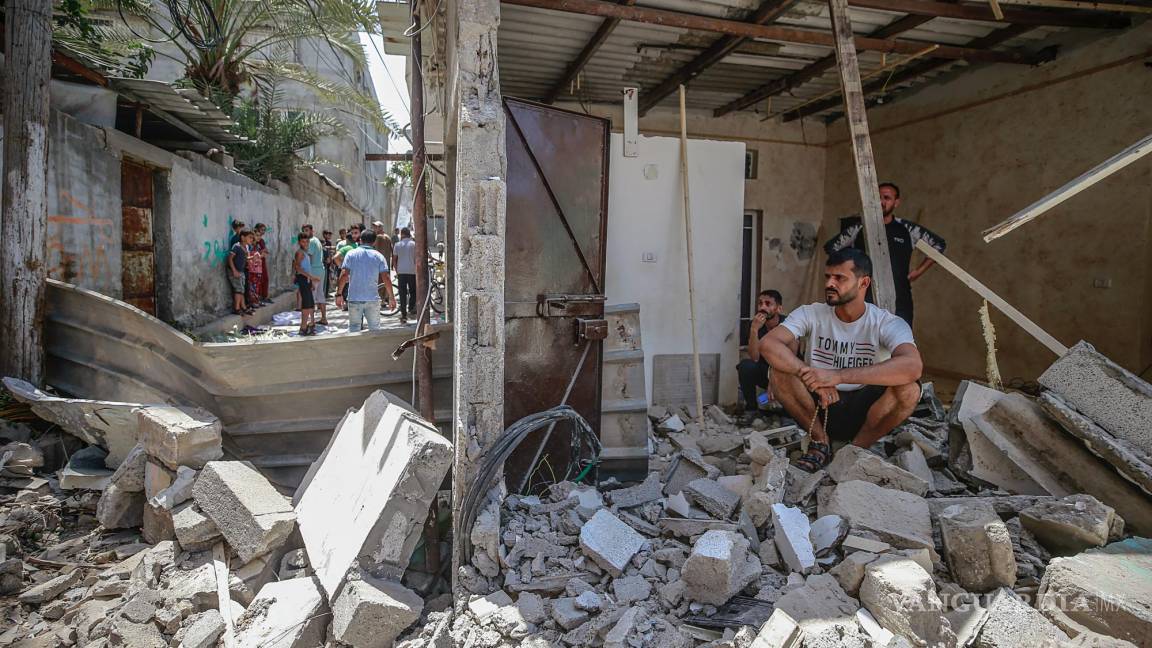 $!Los palestinos inspeccionan una casa destruida después de un ataque aéreo israelí en la ciudad de Rafah, Franja de Gaza, el 7 de agosto de 2022.