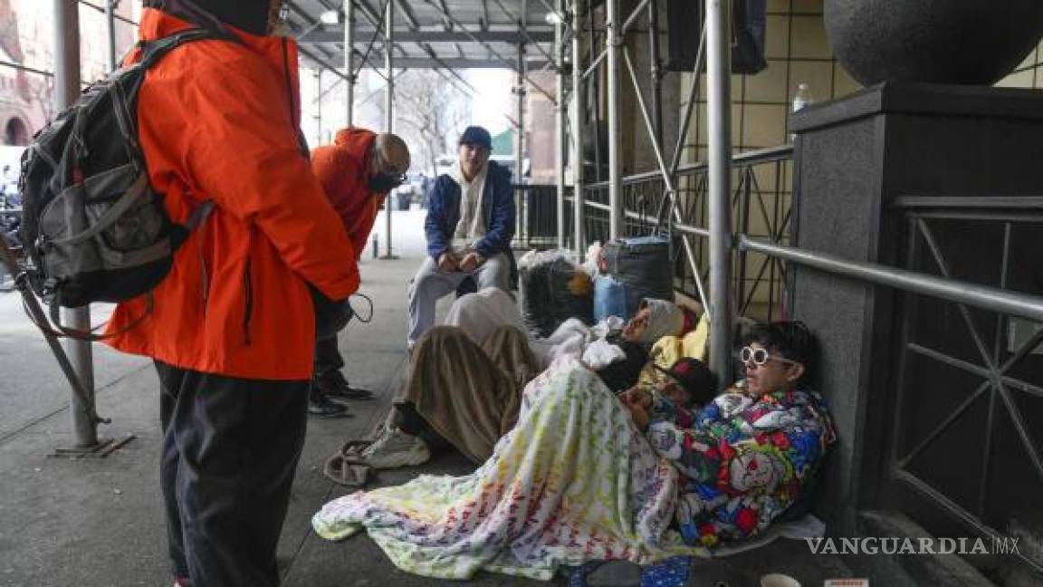 Explota crisis migratoria en NY, decenas de personas duermen en las calles de Manhattan