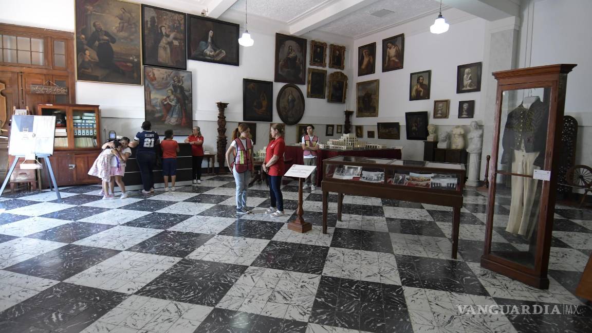 $!Visitantes exploran la impresionante colección de arte virreinal y obras de diferentes periodos en la Pinacoteca del Ateneo Fuente.