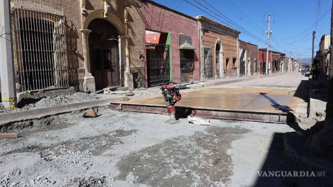 $!Durante un recorrido por la zona, aún se observan algunos tramos sin vaciar en las banquetas, especialmente cerca de la Casa del Pensionado.