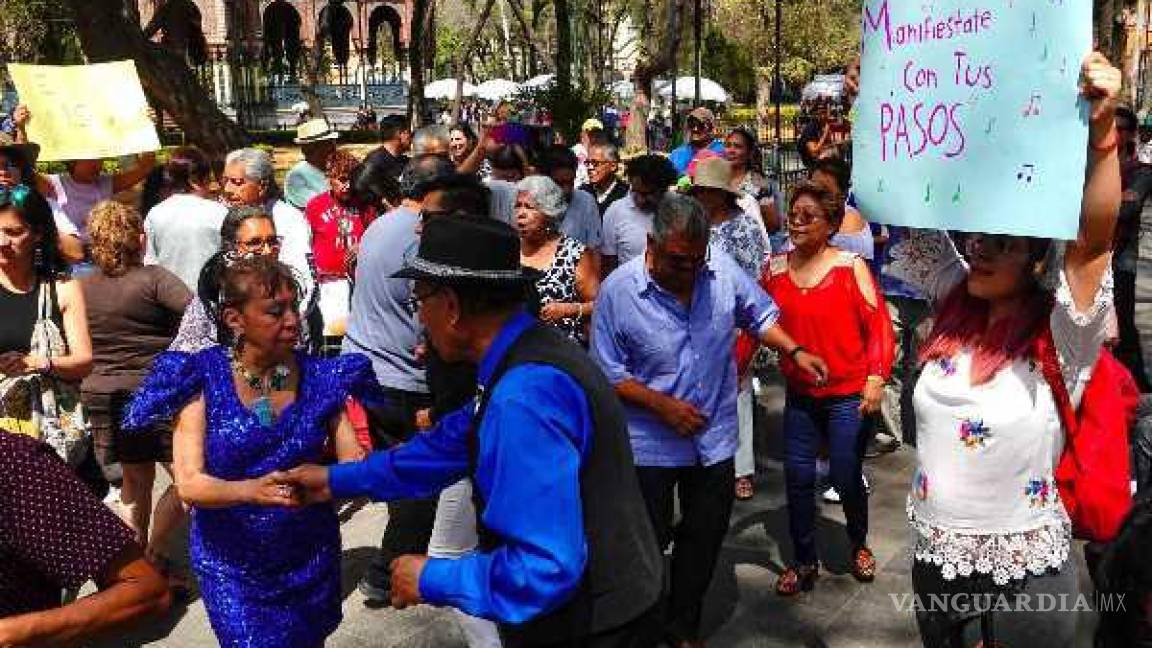 ‘¡Déjame bailar!’, dicen a Sandra Cuevas los vecinos de Santa María la Ribera