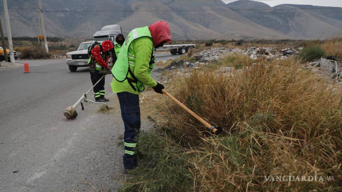 $!Cuadrillas del gobierno de Saltillo trabajan en el deshierbe y retiro de escombros en vialidades del oriente de la ciudad.