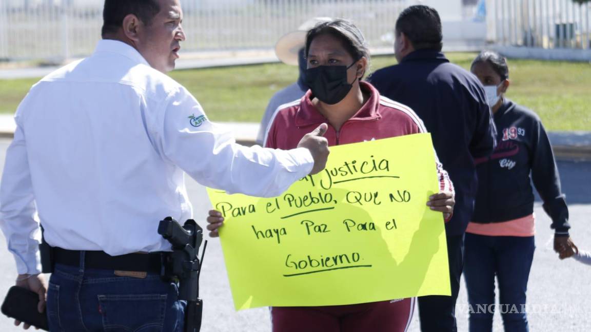 Exigen cárcel para policías de Arteaga que rociaron gas pimienta a mujer
