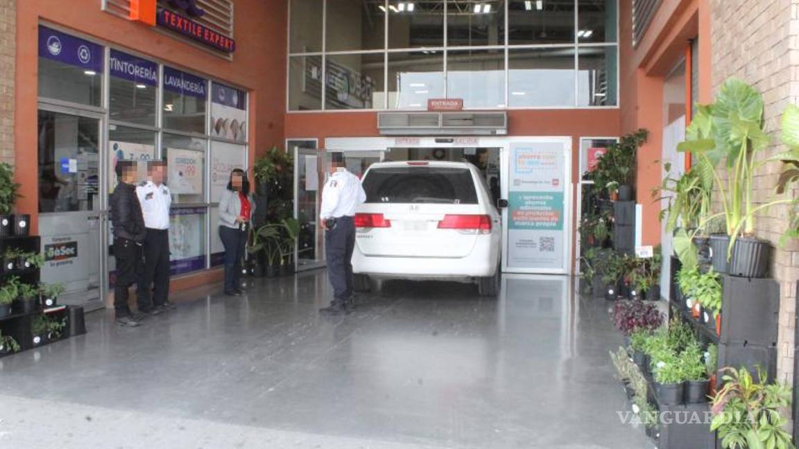 $!Leonardo ¨N¨, el conductor de la camioneta, explicó que confundió el acceso del centro comercial con otro estacionamiento cercano.