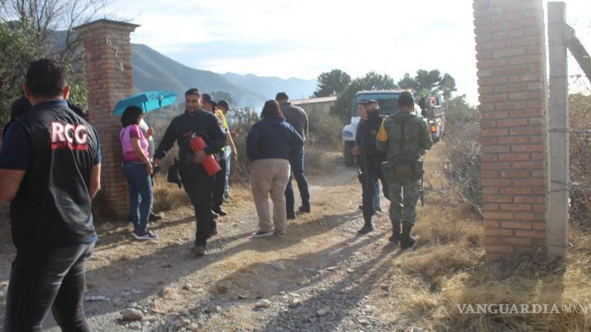 $!El fuego, avivado por el viento, consumió estructuras de madera y plástico almacenado en el lugar.