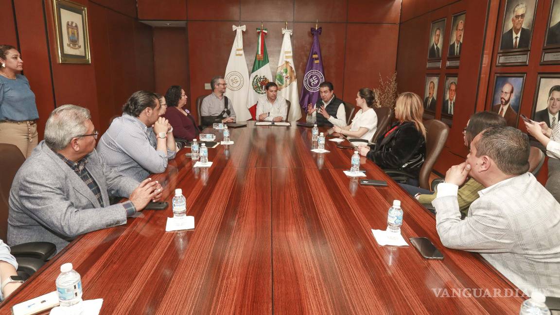 $!Autoridades de la UAdeC e IEEA durante la firma del convenio que busca erradicar el rezago educativo en la entidad.