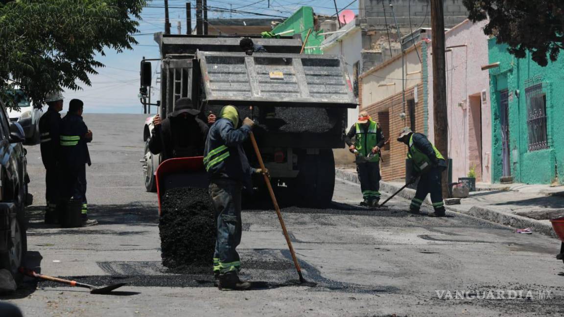 $!Cuadrillas del Municipio taparon los baches de la calle Fortín de Carlota, en el Barrio del Ojo de Agua.
