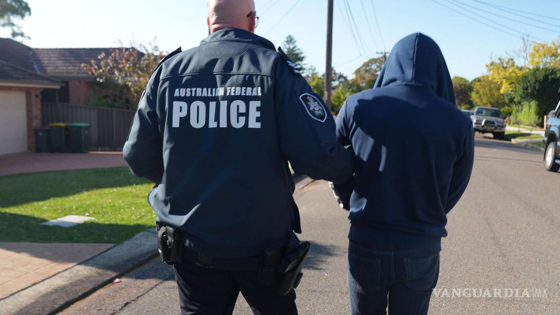 $!Fotografía cedida por la Policía de Australia del arresto del creador del programa de comunicación encriptado Ghost en Sídney, Australia.