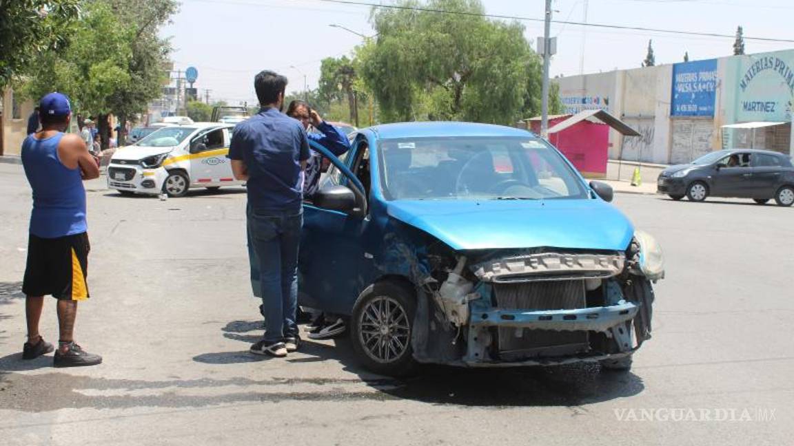$!El auto de la conductora también quedó severamente dañado.