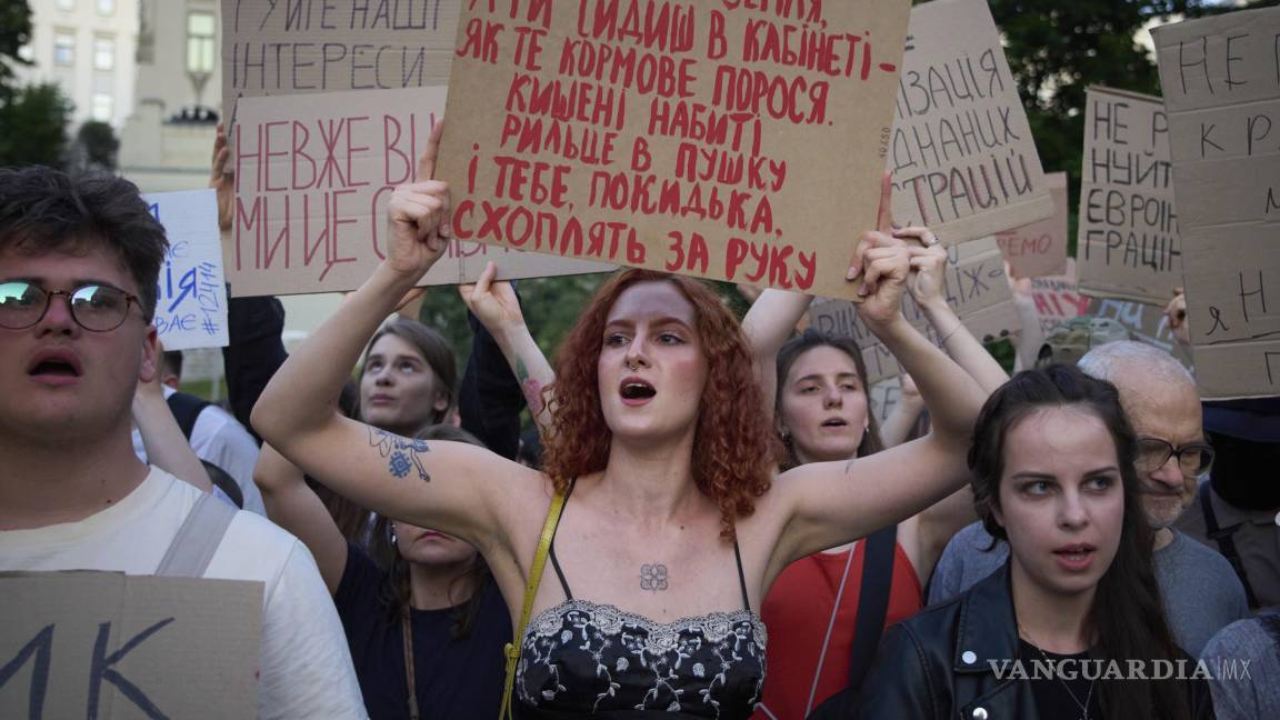 Enfrenta Zelensky críticas y protestas contra la nueva ley que debilita los organismos anticorrupción del país