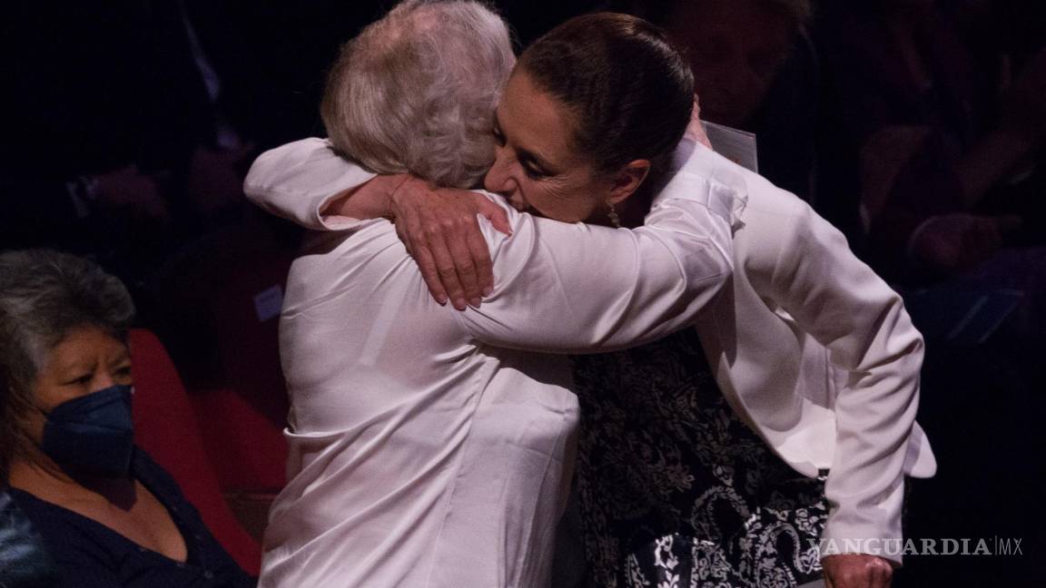 $!La escritora y periodista Elena Poniatowska, y Claudia Sheinbaum, jefa de Gobierno, se abrazaron durante el Homenaje Elenisisima, realizado en el Palacio de Bellas Artes