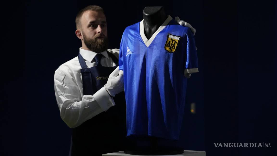 Sotheby’s subasta la pieza de fútbol más codiciada del mundo, la camisa que usó Maradona en la final de México 86