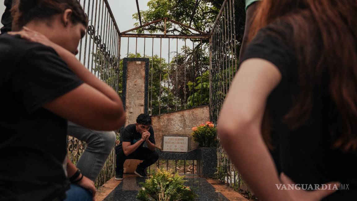 $!Amigos ante la tumba de Anthony García, de 20 años, quien recibió un disparo mientras conducía cerca de una protesta, en Caracas.