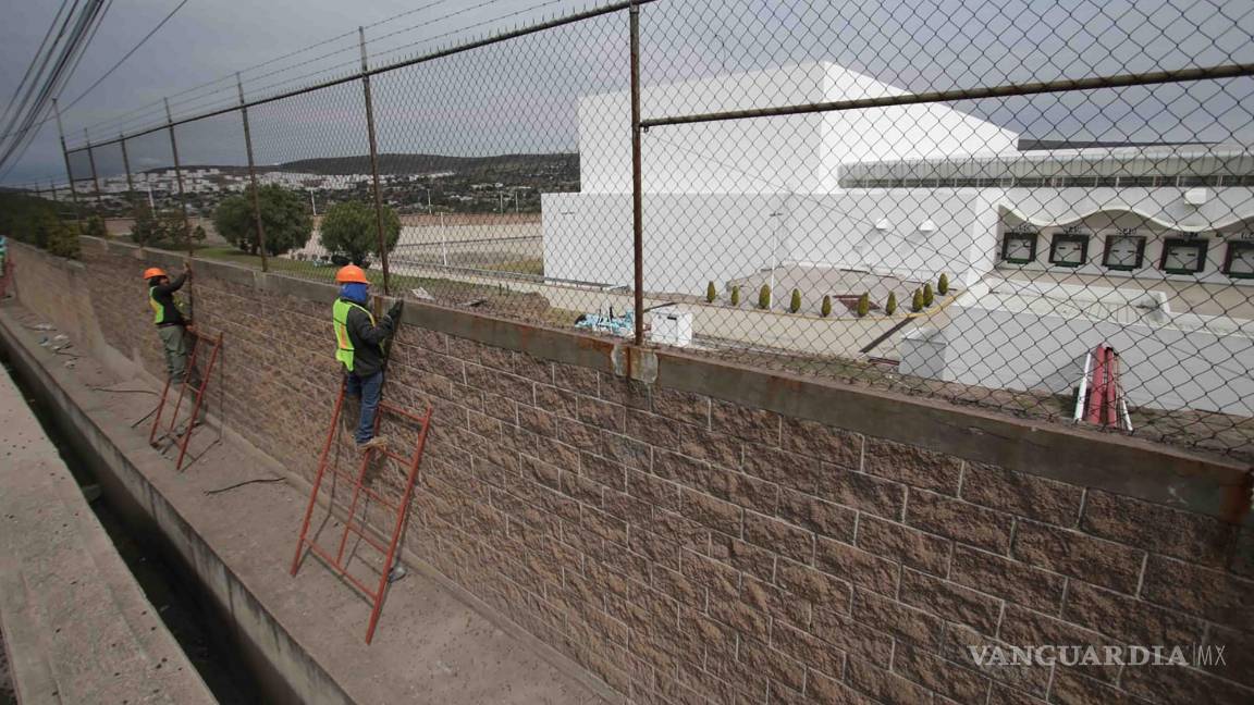 $!EUM20231226POL53.JPG HUEHUETOCA, Méx. Construction/Construcción-Megafarmacia.- 26 de diciembre de 2023. A dos días de la inauguración de la megafarmacia, en Huehuetoca, Estado de México, avanzan a marcha forzada los trabajos de mantenimiento en el exterior; aún no hay evidencia de la llegada de medicamentos. Foto: Agencia EL UNIVERSAL/Carlos Mejía/EELG