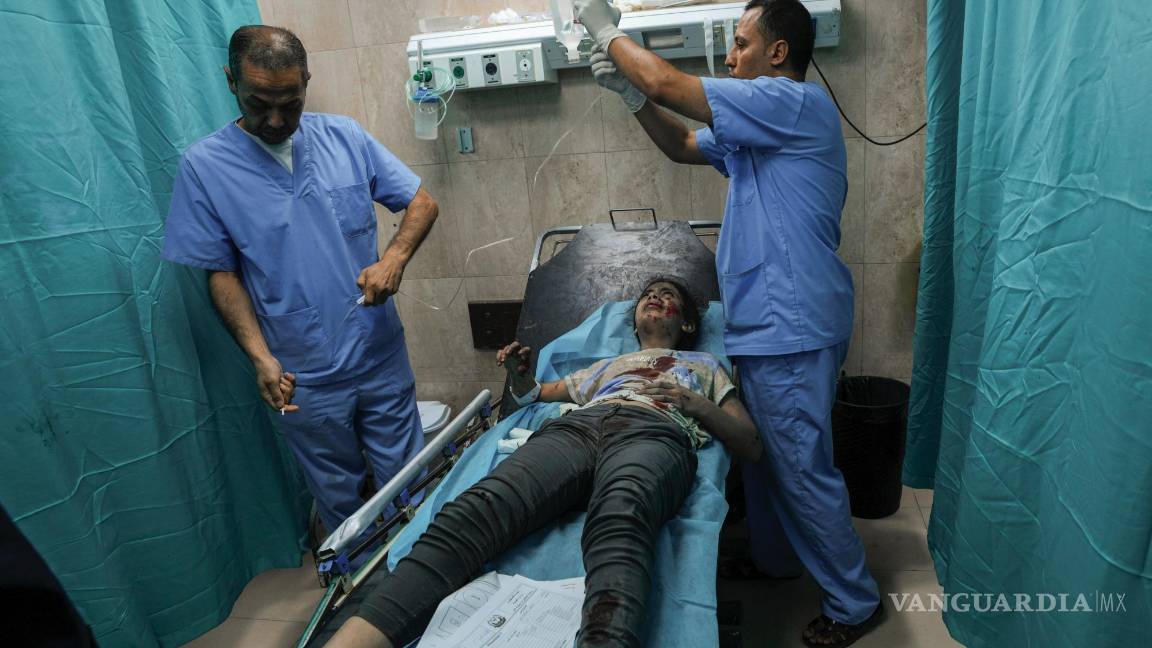 $!Una niña palestina herida durante un ataque aéreo israelí recibe atención médica en el hospital de Al-Aqsa en Deir el-Balah, en el centro de la Franja de Gaza.