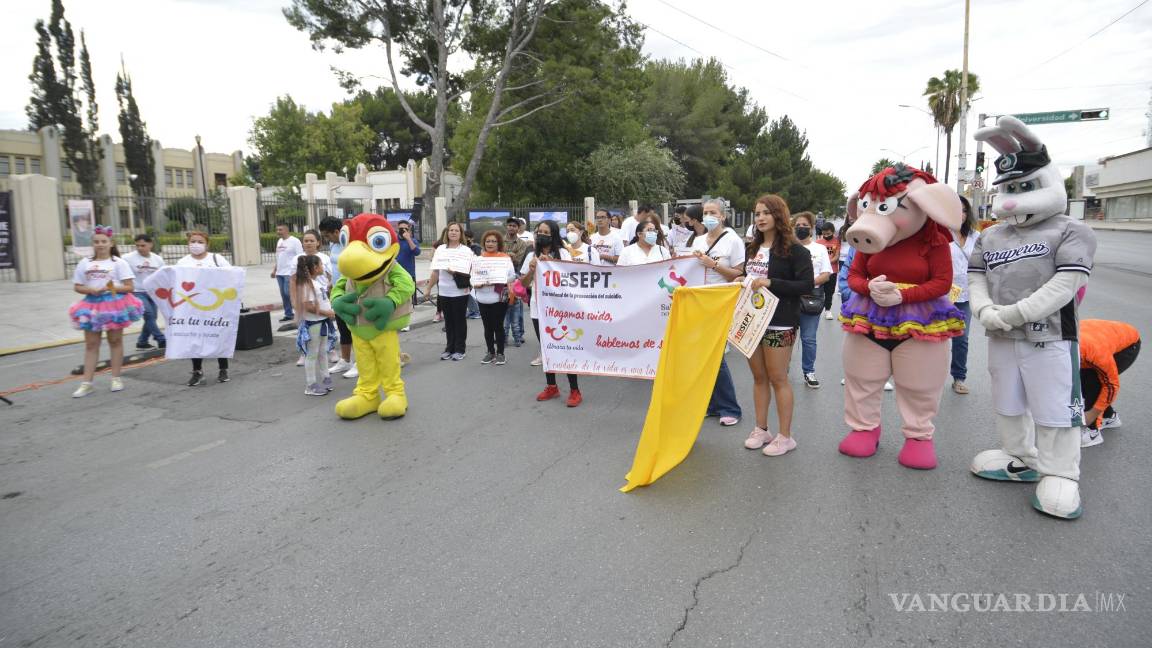 $!Fueron alrededor de 50 personas quienes se unieron a la caminata con banderas y mensajes de aliento para “abrazar la vida”.