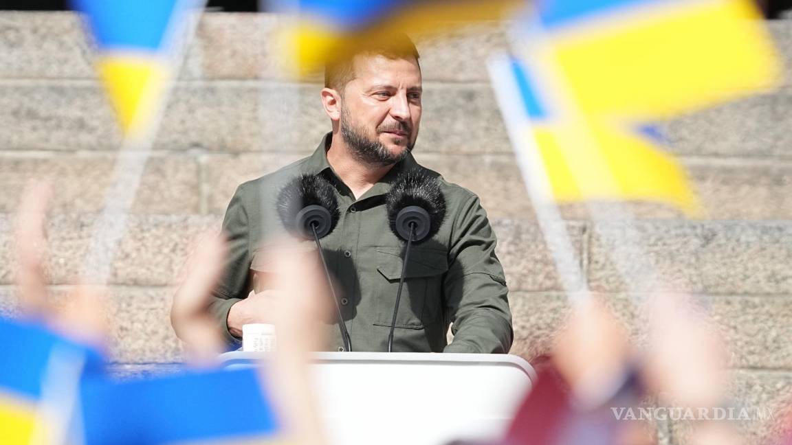 $!El presidente de Ucrania, Volodímir Zelenski, se dirige a personas reunidas ante el palacio danés de Christiansborg, la sede del parlamento en Copenhague.
