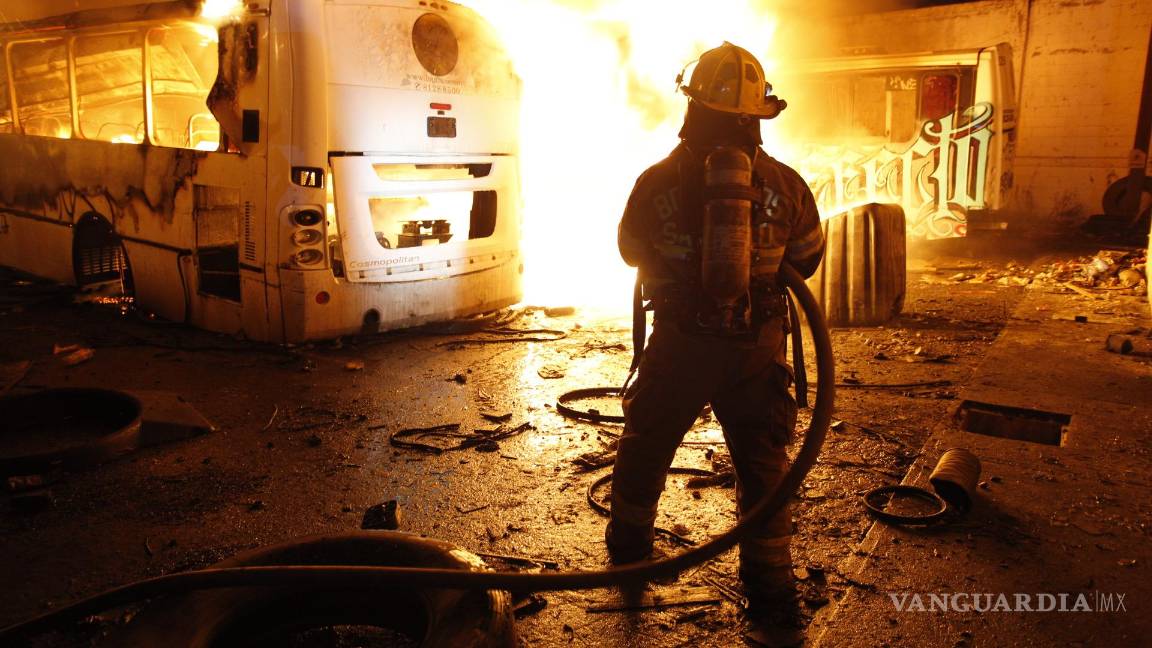 Fuego consume 5 camiones de transporte; Bomberos sofoca incendio en Saltillo