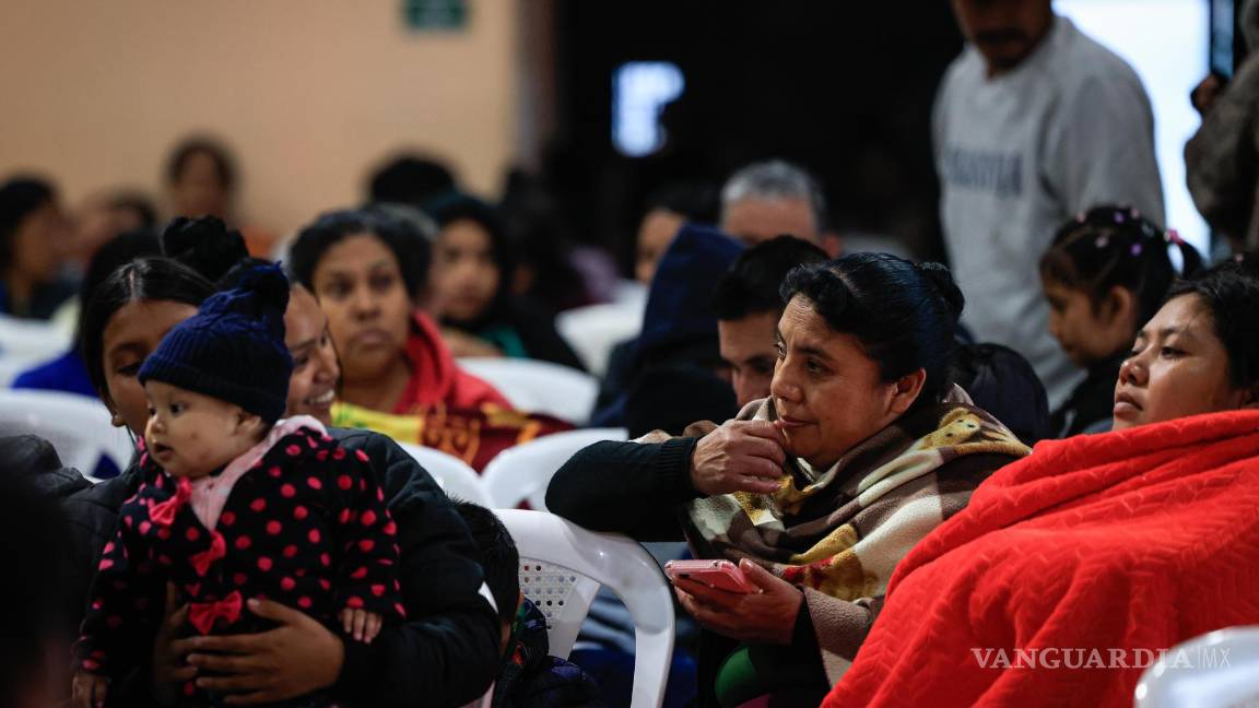 $!Personas permanecen en un salón municipal este lunes, tras ser evacuadas por la erupción masiva del volcán de Fuego en Alotenango, Guatemala.