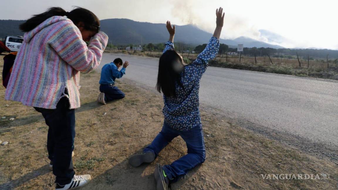 Arrecia incendio en Cañón de San Lorenzo y se encamina a Arteaga; evacúan familias