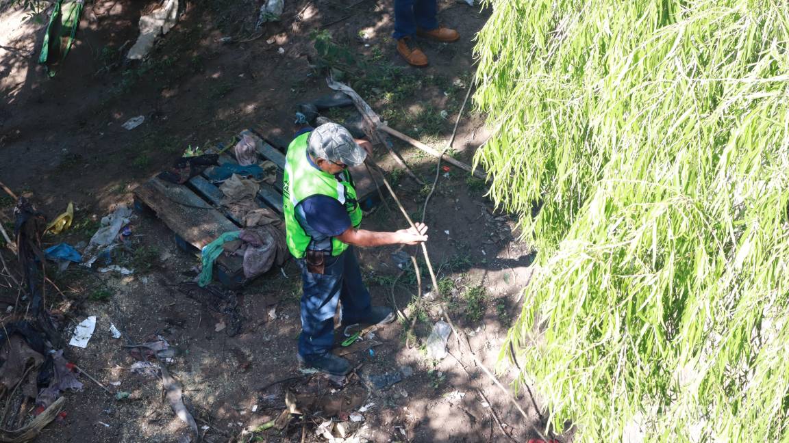 Desazolvan el Arroyo del Pueblo; retiran maleza y escombro trabajadores del Municipio