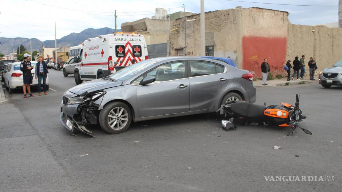 Repartidor se impacta contra automóvil en el centro de Saltillo