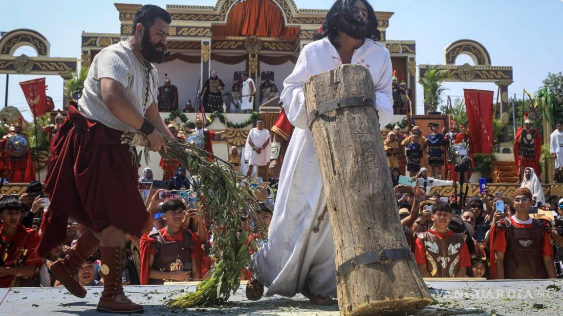 $!Aspectos del juicio y azotes a Jesucristo en la 181 representación de la Pasión de Cristo en la alcaldía Iztapalapa.