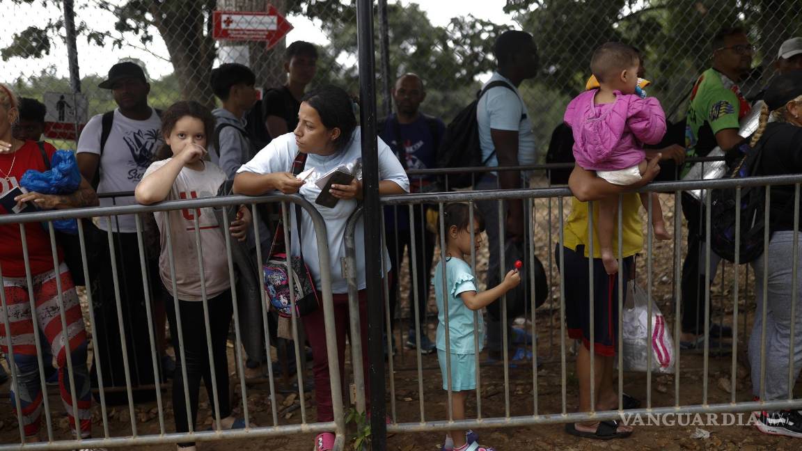 $!26 de septiembre de 2024 de migrantes haciendo fila en la Estación Temporal de Recepción Migratoria (ETRM) en Lajas Blancas, Darién, Panamá.